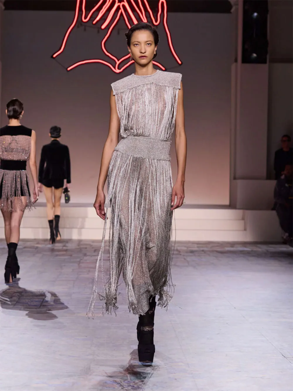 Show Dior Fall 2025: Mang hơi thở New York hiện đại