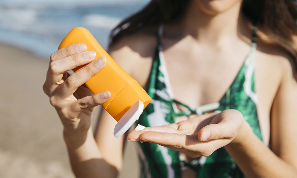 Bôi kem chống nắng bao nhiêu là đủ cho mặt và body?
