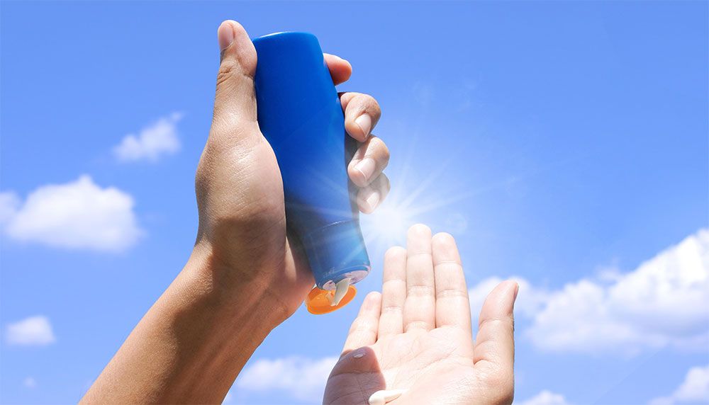 Bôi kem chống nắng bao nhiêu là đủ cho mặt và body?