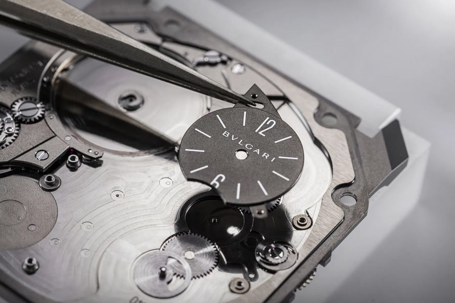 Bulgari ra mắt đồng hồ Octo Finissimo Ultra COSC mỏng hơn đồng xu