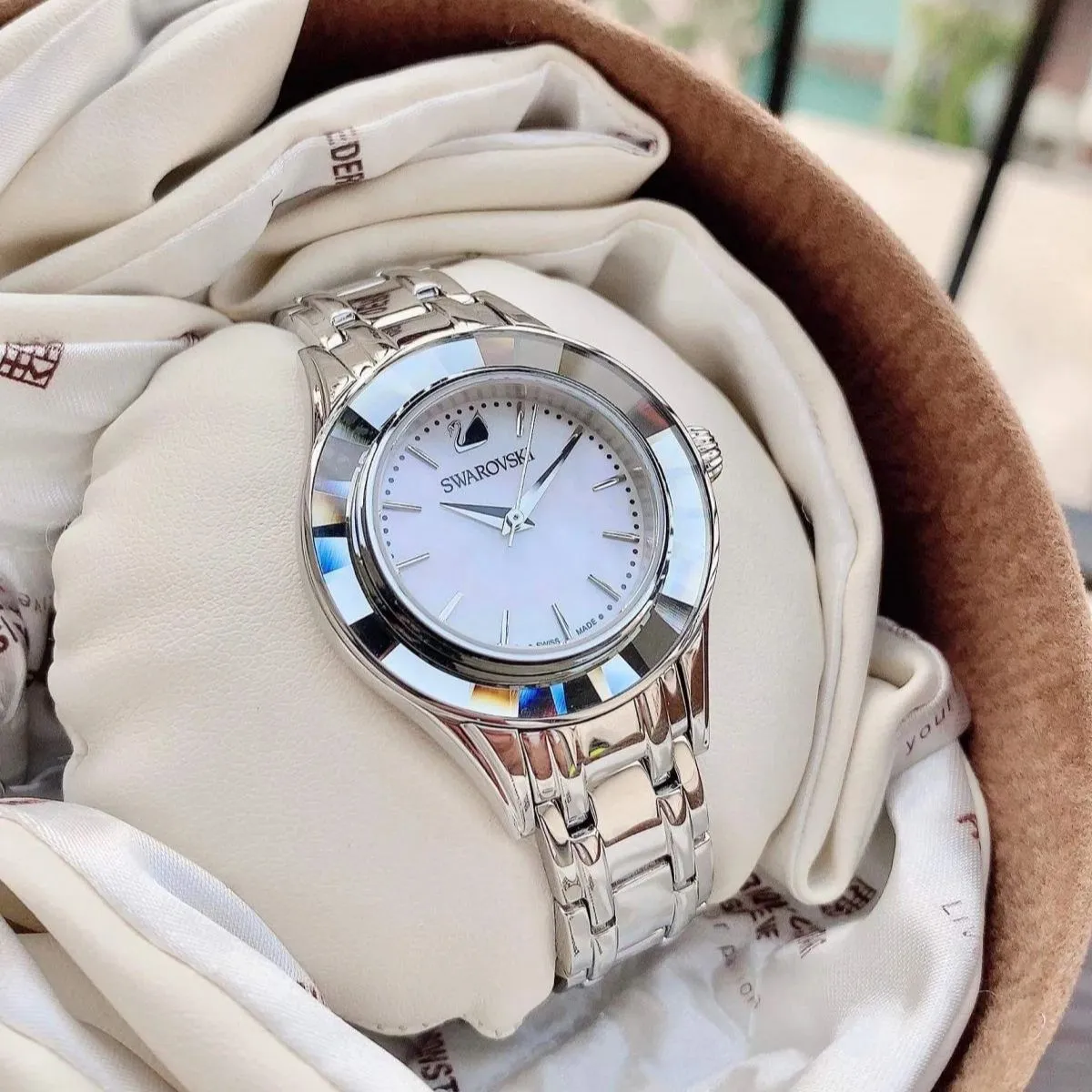 Cách phân biệt đồng hồ Swarovski thật giả chuẩn xác - 4