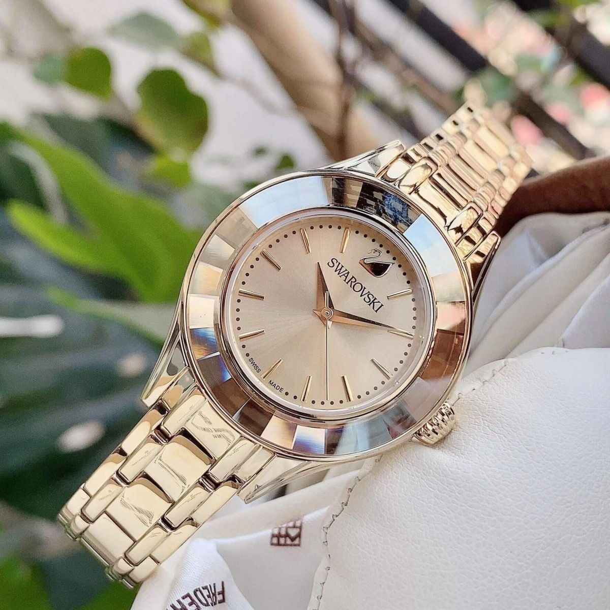 Cách phân biệt đồng hồ Swarovski thật giả chuẩn xác - 5