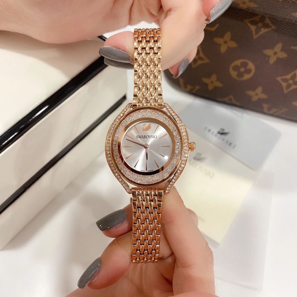 Cách phân biệt đồng hồ Swarovski thật giả chuẩn xác - 7