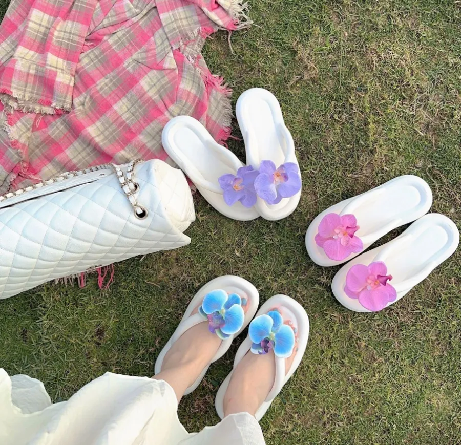 8 kiểu giày dép đi biển mát chân, sành điệu và thoải mái trên cát