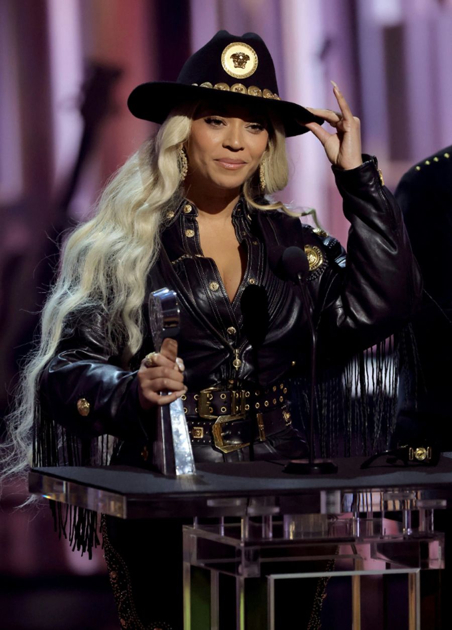 Màu tóc vàng bơ thống trị các xu hướng xuân hè 2025 - 8