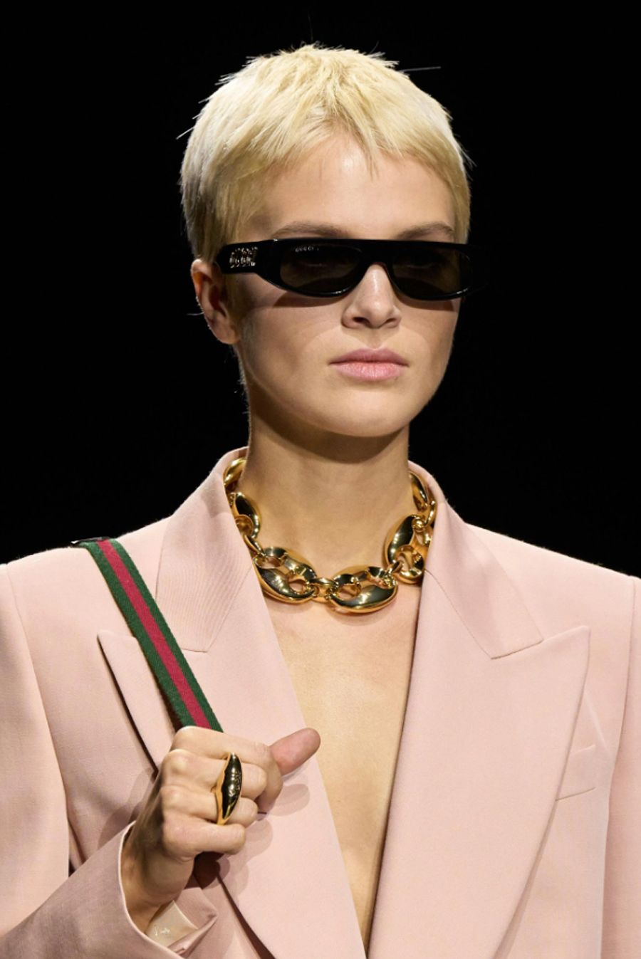 Màu tóc vàng bơ thống trị các xu hướng xuân hè 2025 - 6