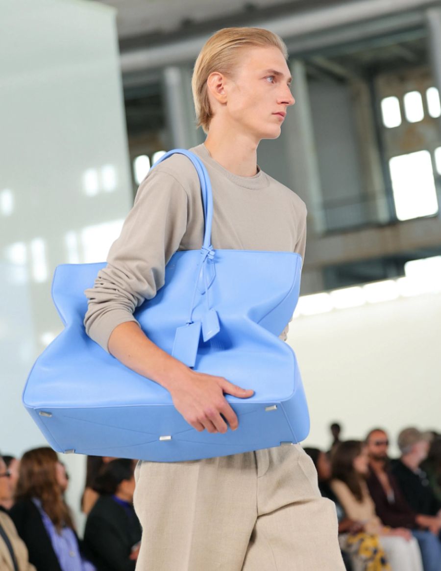 Màu tóc vàng bơ thống trị các xu hướng xuân hè 2025 - 5