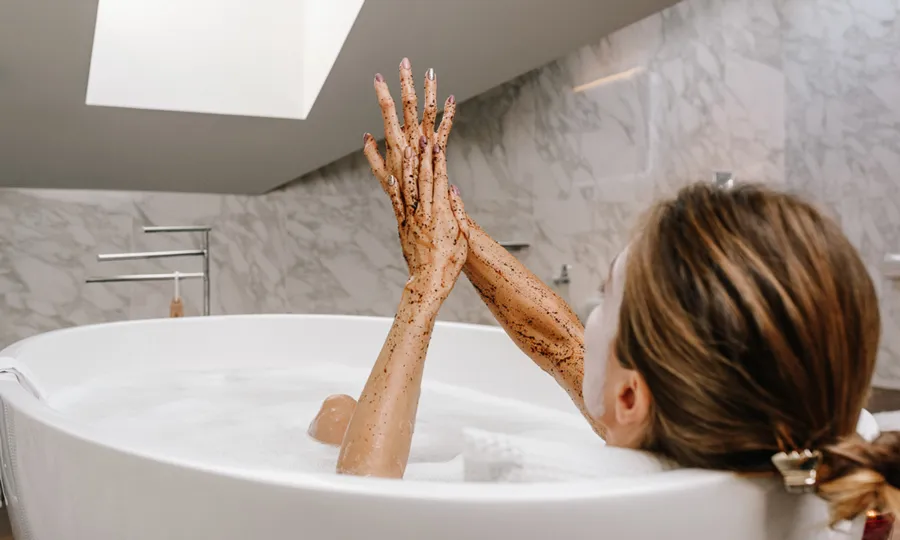 Nên tẩy tế bào chết trước hay sau khi tắm? Bạn có đang thực hiện đúng?