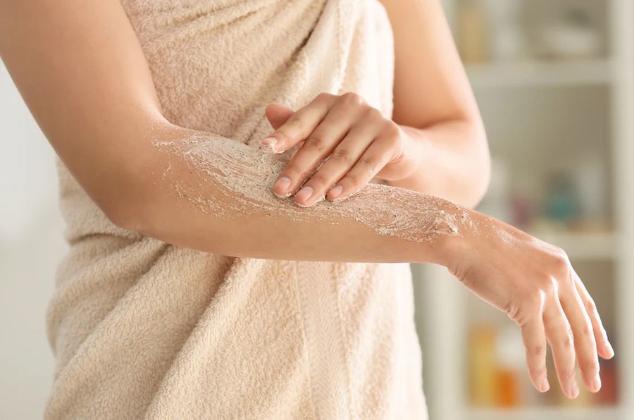 Nên tẩy tế bào chết trước hay sau khi tắm? Bạn có đang thực hiện đúng?