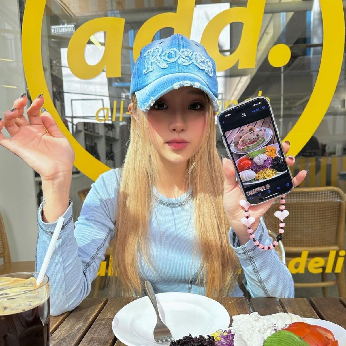 Xu hướng phụ kiện Pop Of Blue đưa màu xanh dương lên ngôi - 4