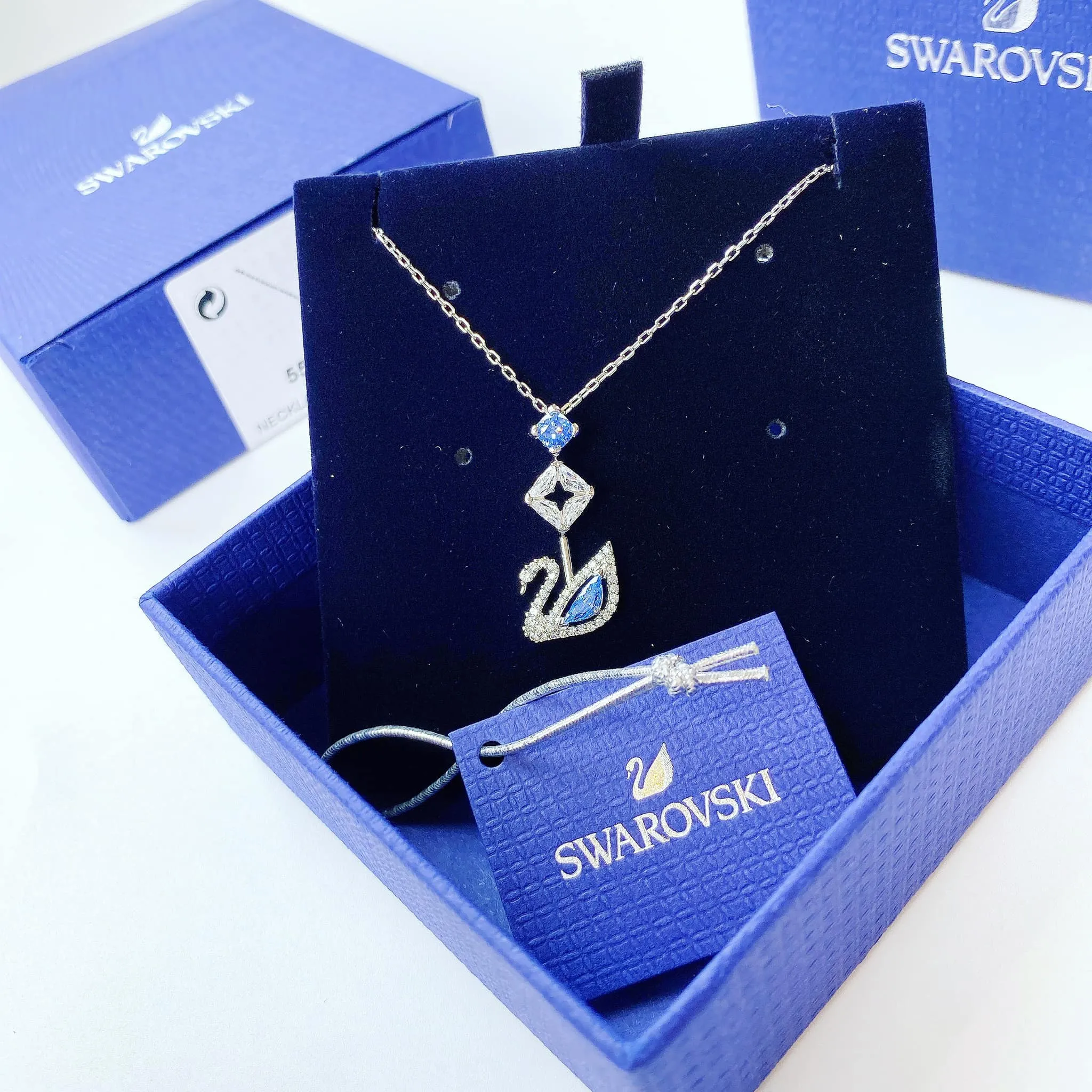 Swarovski nổi tiếng với trang sức hình thiên nga
