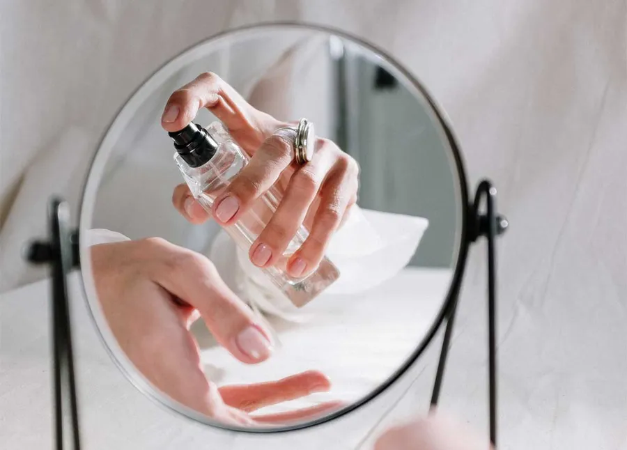 Không nên xịt lại nước hoa nhiều lần trong ngày