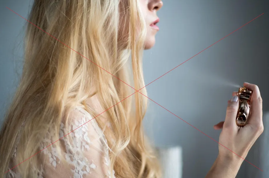 Không nên xịt nước hoa trực tiếp lên tóc