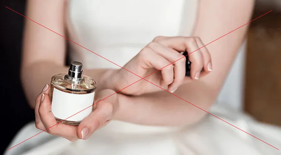 Không xịt nước hoa lên cổ tay rồi chà xát