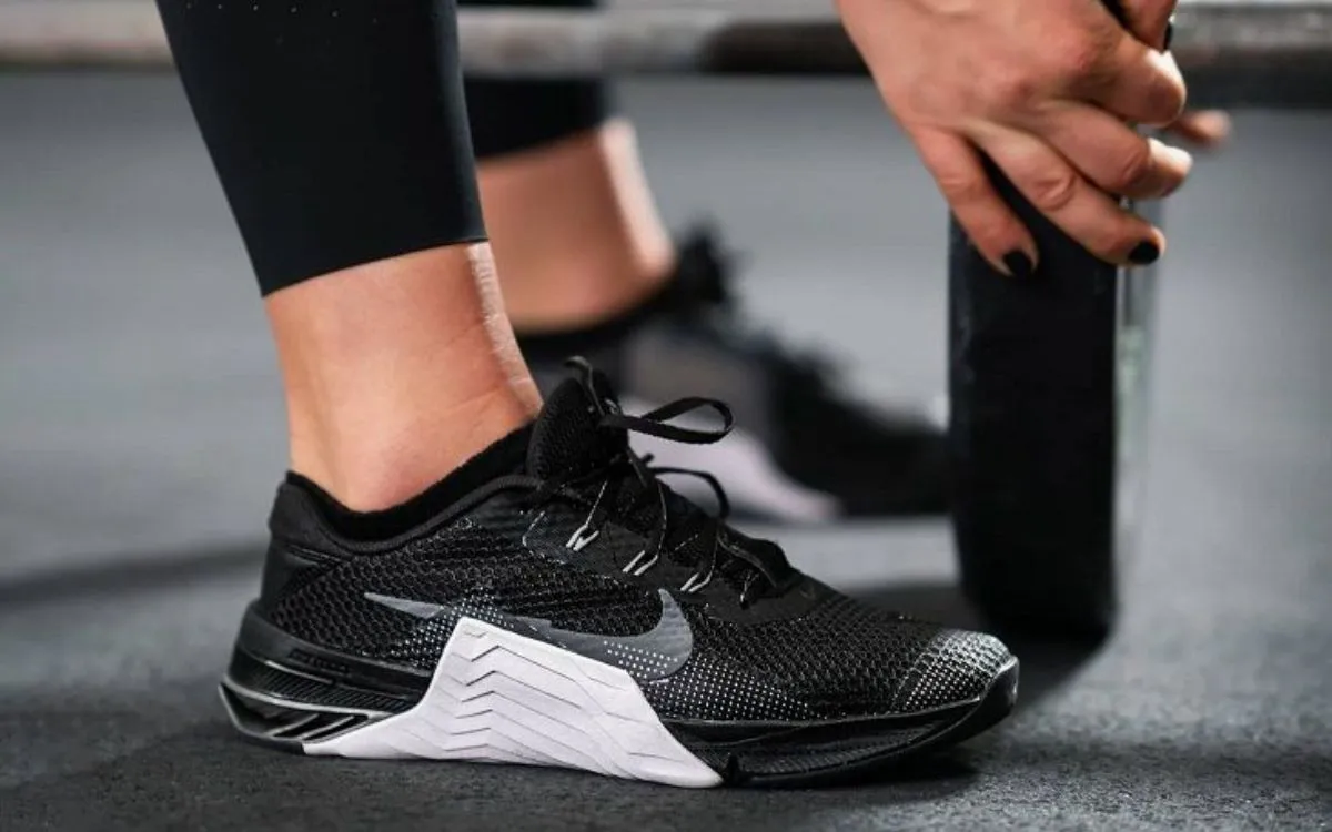 Giày training khác gì giày running? So sánh giày chạy bộ và giày tập luyện
