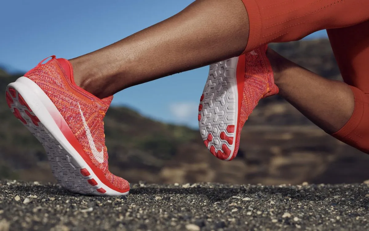 Giày training khác gì giày running? So sánh giày chạy bộ và giày tập luyện