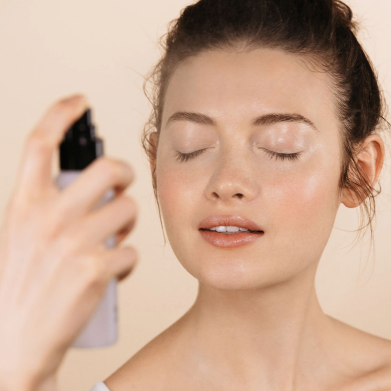 Bước 11: Xịt khoáng khóa lớp trang điểm