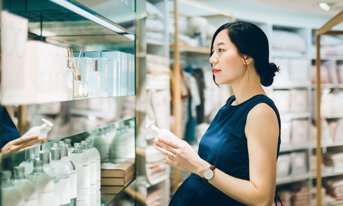 Bà bầu có trang điểm được không? Nên chọn loại mỹ phẩm nào?