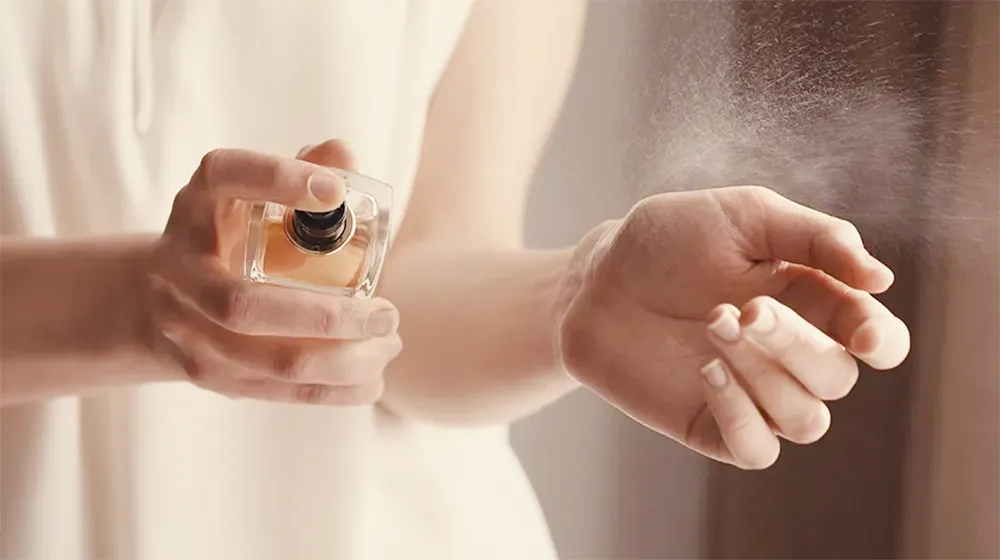 Xịt nước hoa nữ đúng cách