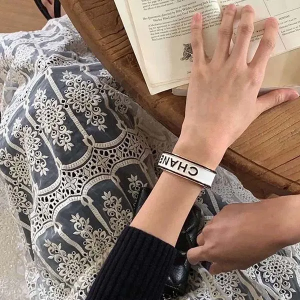 Vòng Đeo Tay Nữ Chanel Bangles Casual, Street, Party Style Màu Đen Trắng - Trang sức - Vua Hàng Hiệu