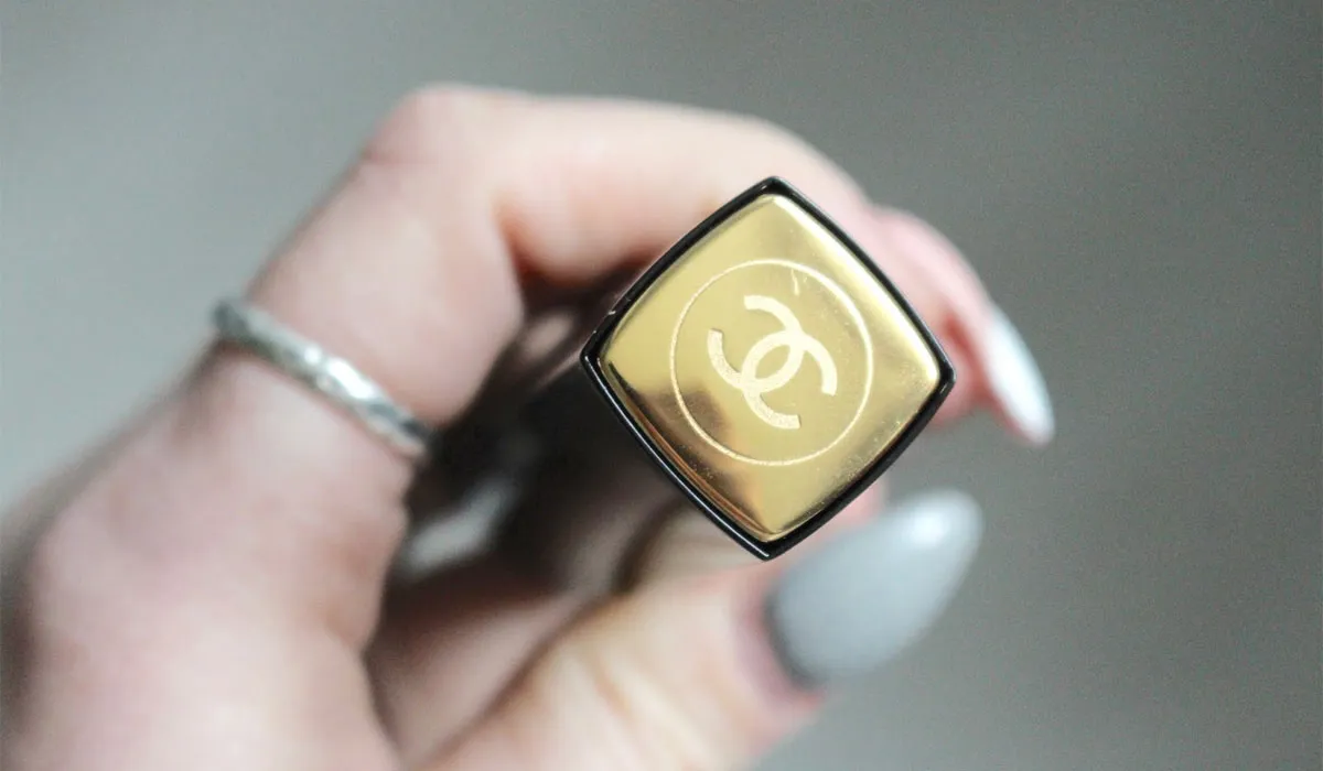 Nhận biết son Chanel thật giả qua vỏ hộp 