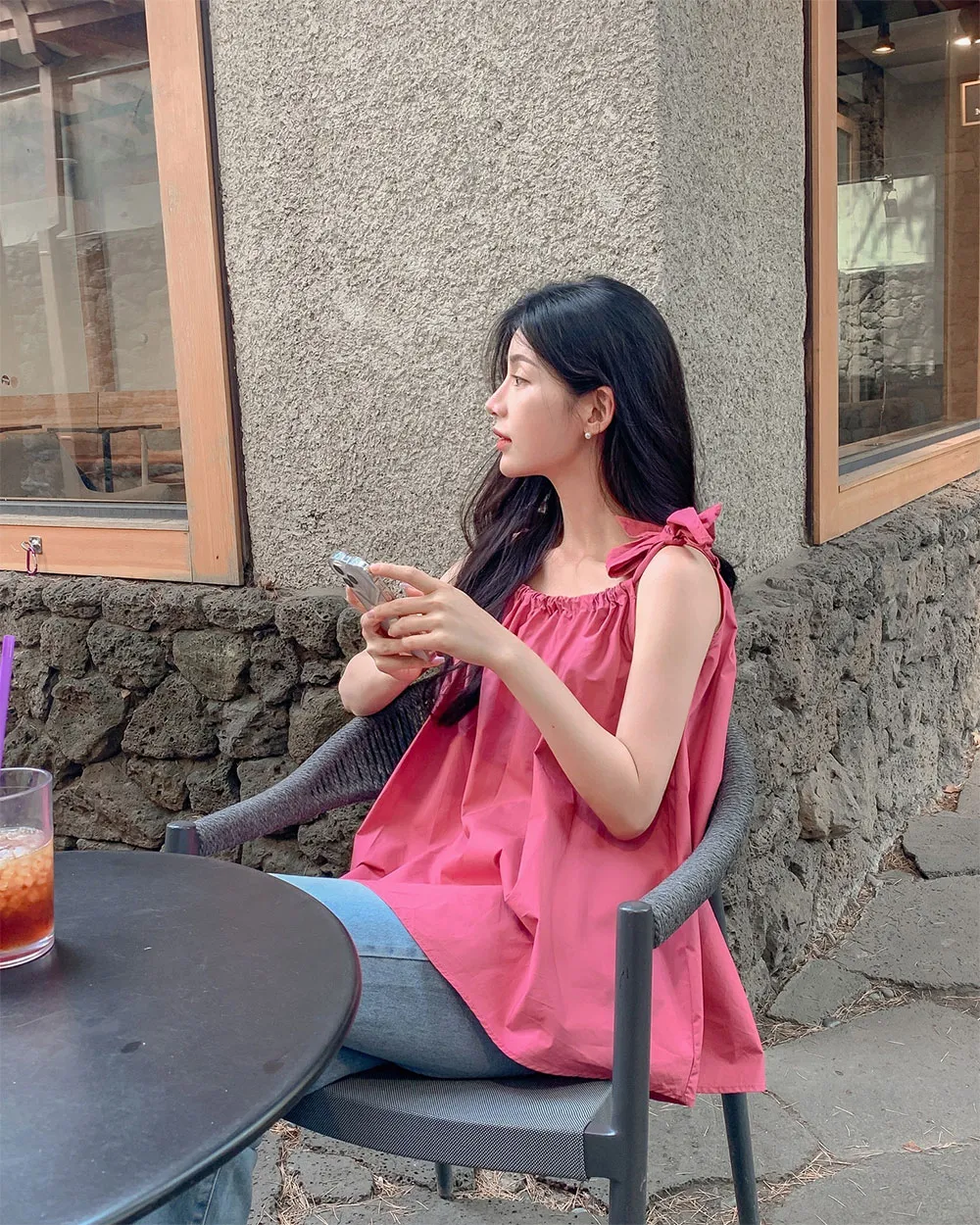 Phối áo hai dây màu hồng với quần jeans 