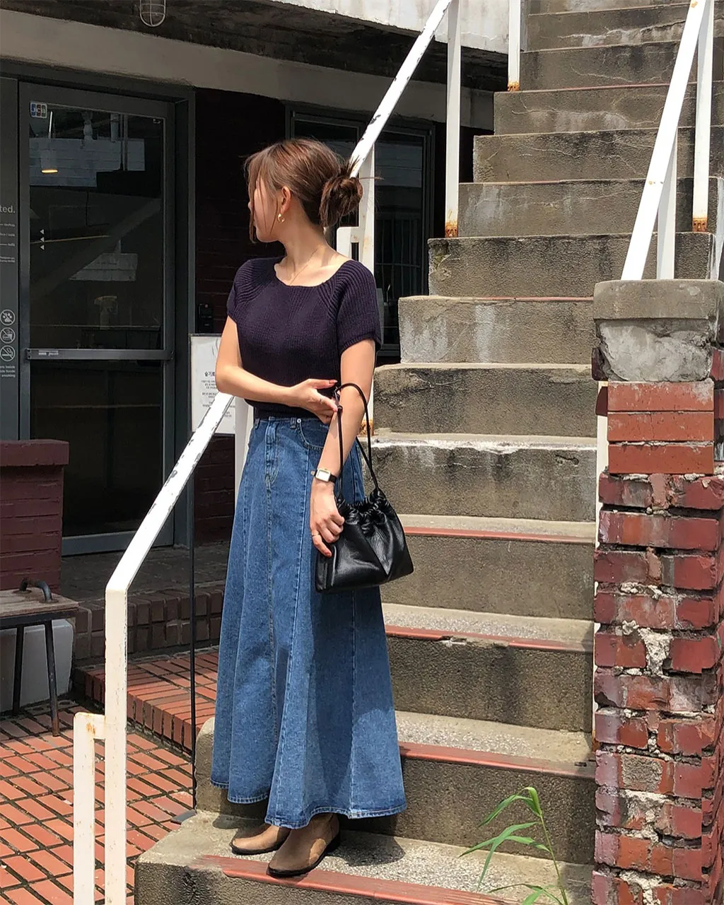 Phối áo dệt kim với chân váy denim 