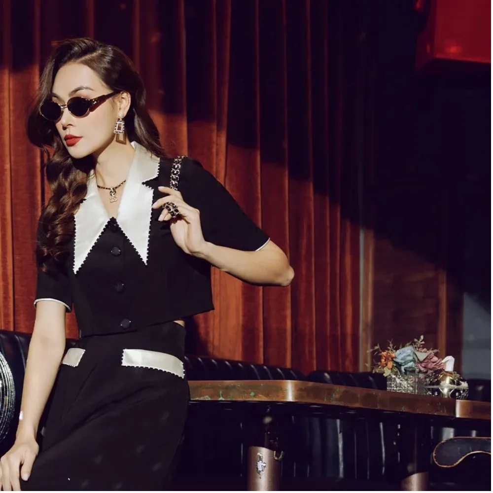 Đầm đen phối với phụ kiện gì giúp nàng nổi bật, ấn tượng - 1