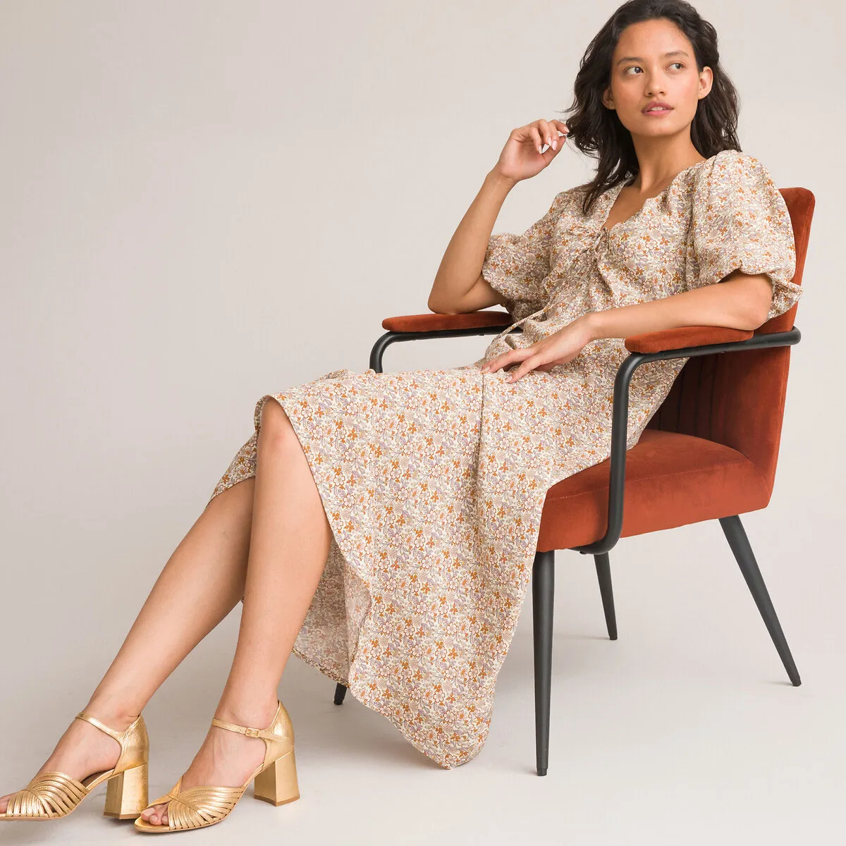 Giày cao gót màu vàng ánh kim