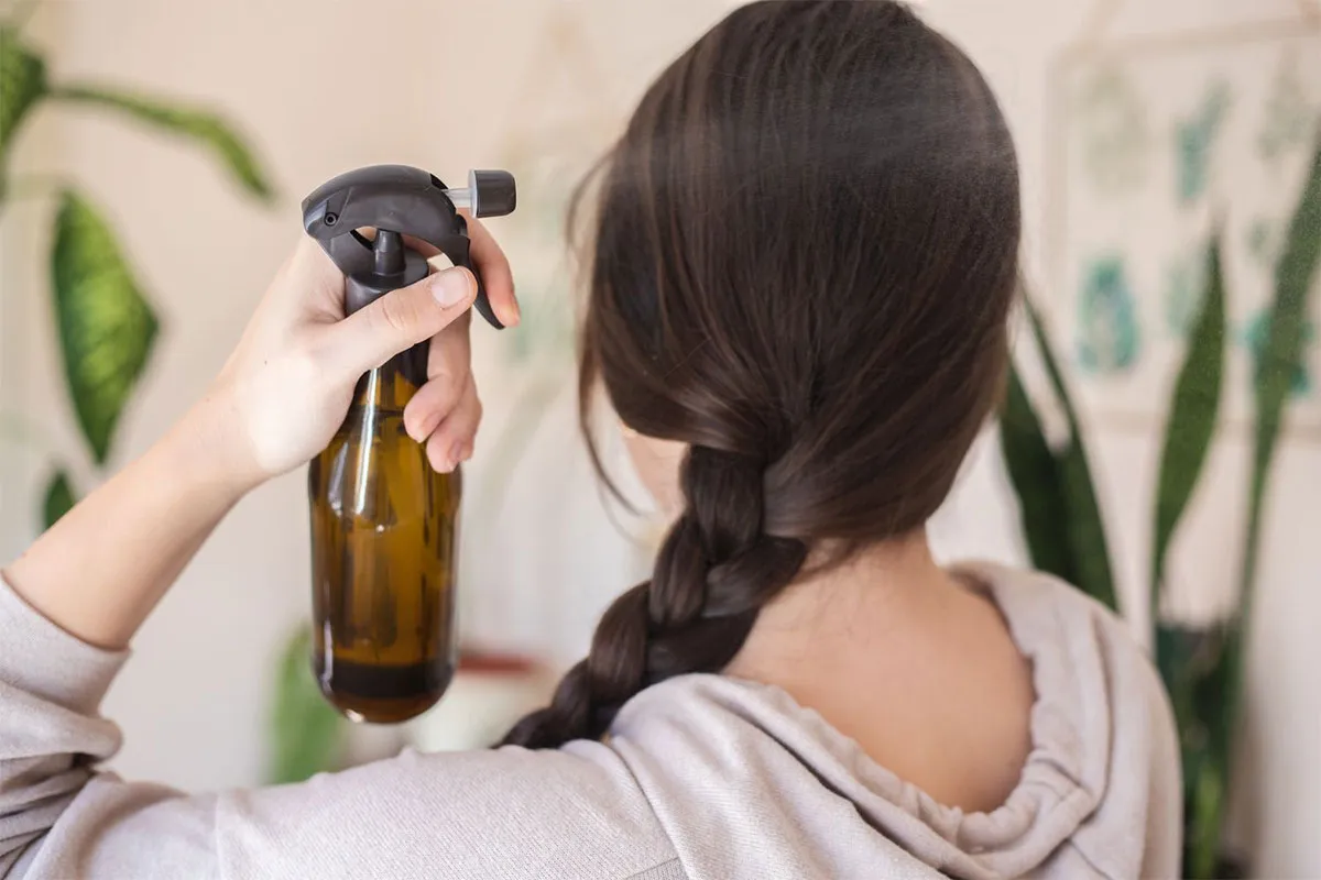 Nên xịt dưỡng tóc lúc khô hay ướt? Hướng dẫn sử dụng đúng cách