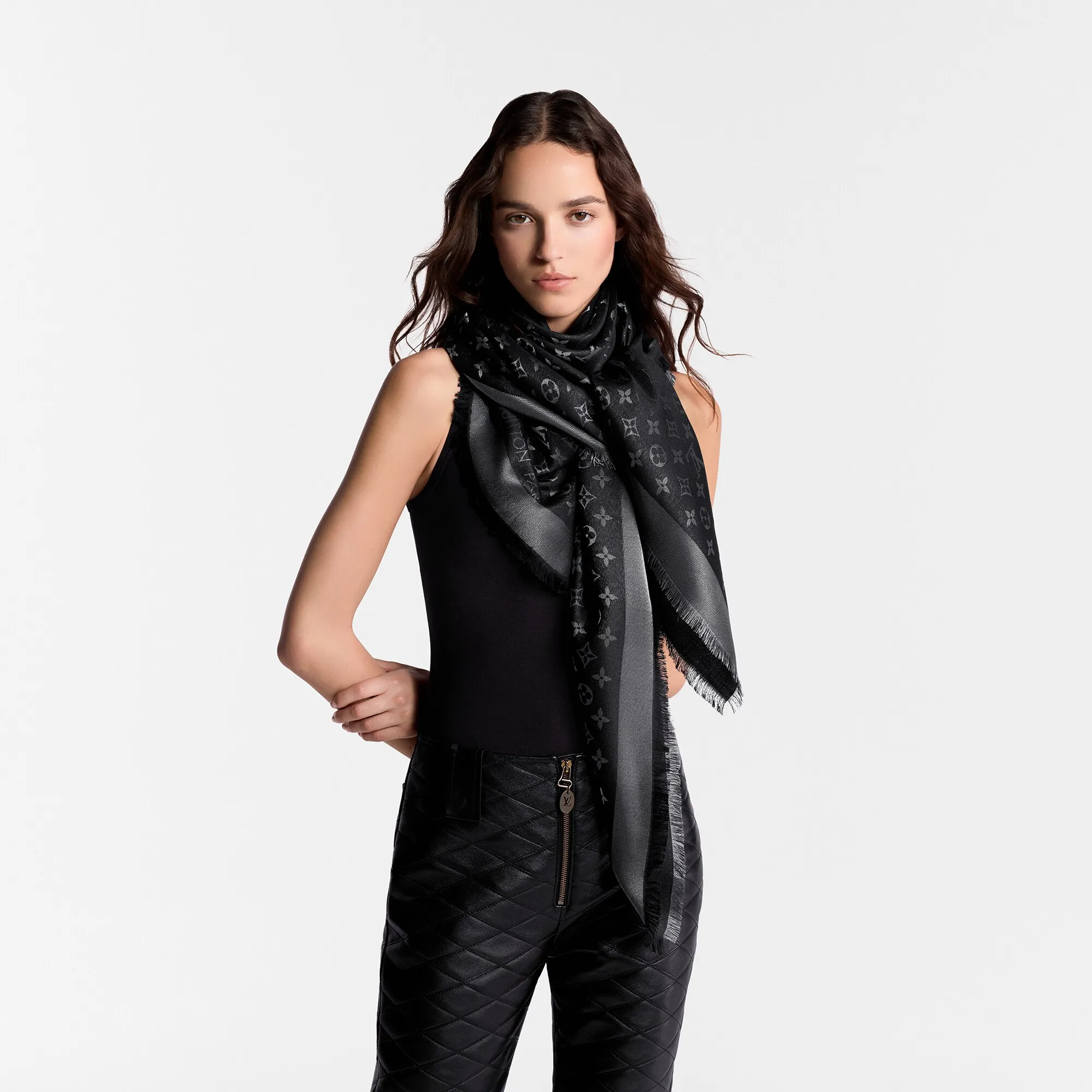Sử dụng Khăn Quàng Cổ Louis Vuitton cá tính