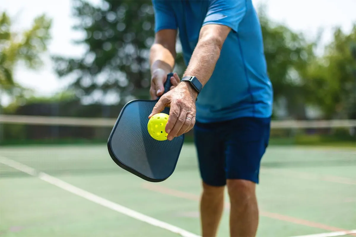 Cách cầm vợt Pickleball hiệu quả cho người mới chơi