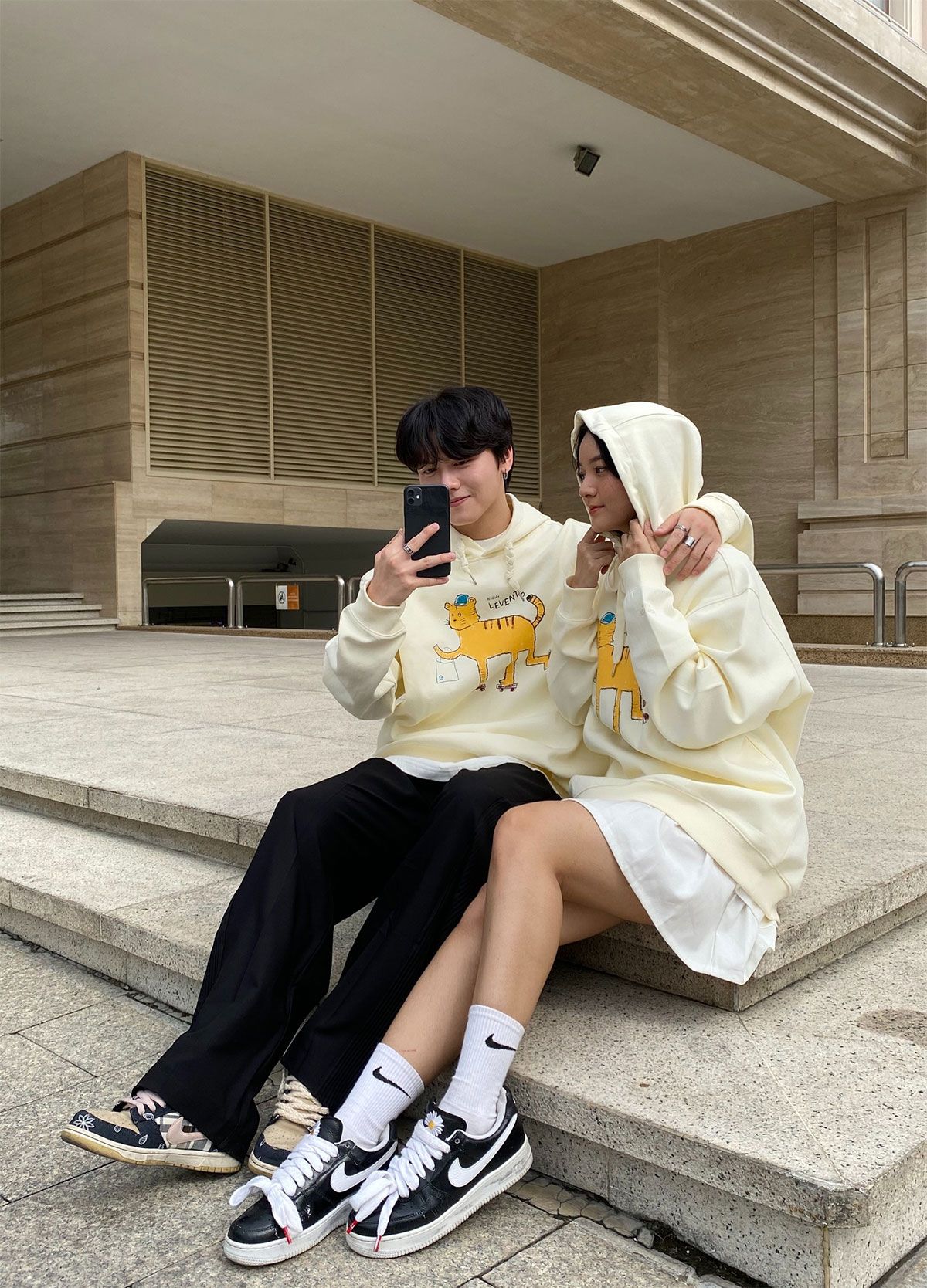 Gợi ý cách phối đồ với áo hoodie đôi đẹp, rất trẻ trung