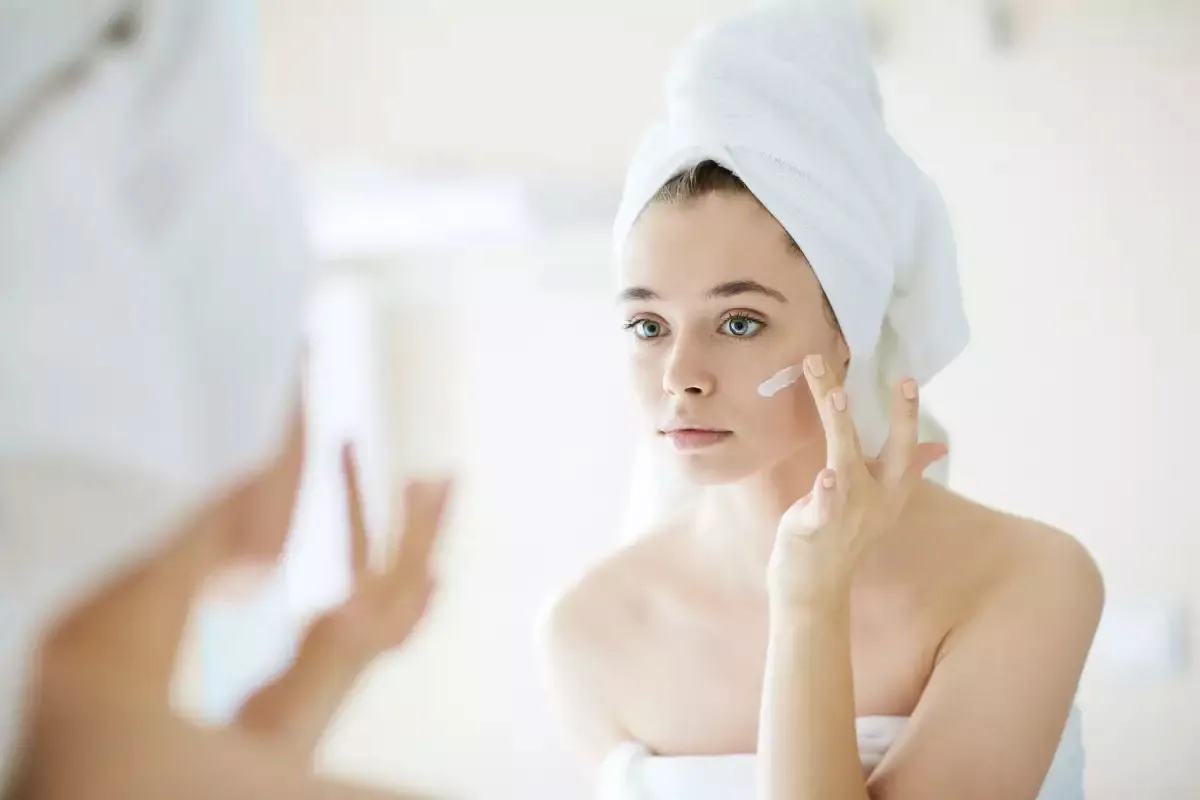 Kem dưỡng ẩm vitamin E có bôi mặt được không​?