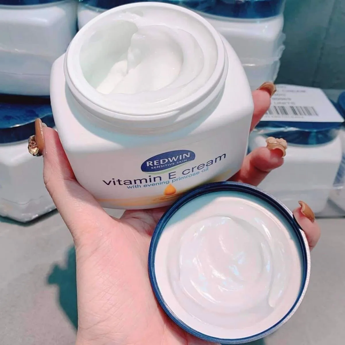 Kem dưỡng ẩm vitamin E có bôi mặt được không​?