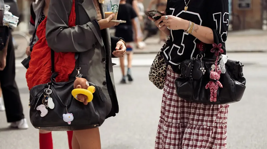 Bag charm là gì? Cách chọn bag charm hợp với mọi loại túi xách