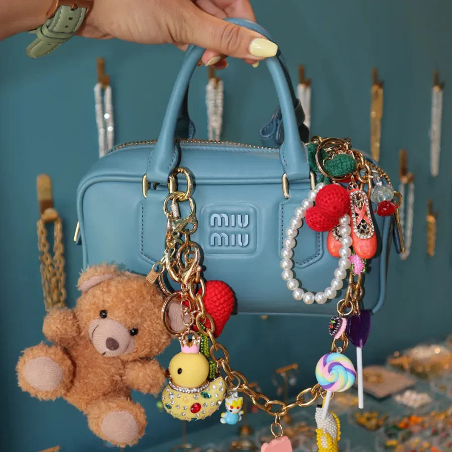Bag charm là gì? Cách chọn bag charm hợp với mọi loại túi xách