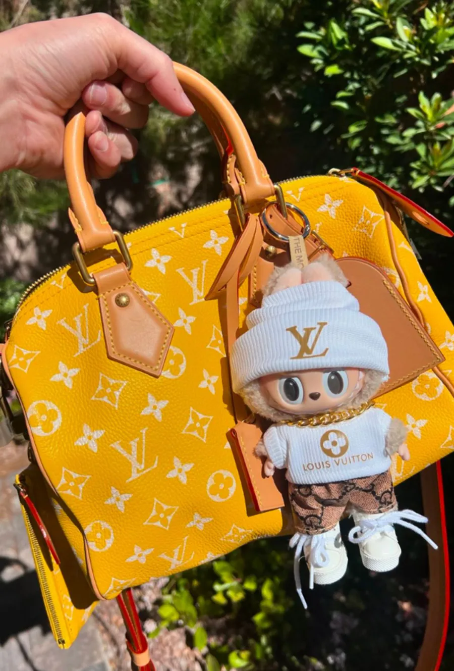 Bag charm là gì? Cách chọn bag charm hợp với mọi loại túi xách