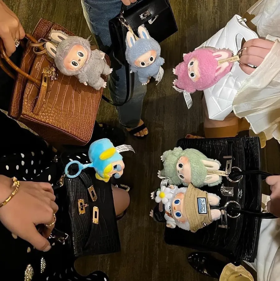 Bag charm là gì? Cách chọn bag charm hợp với mọi loại túi xách