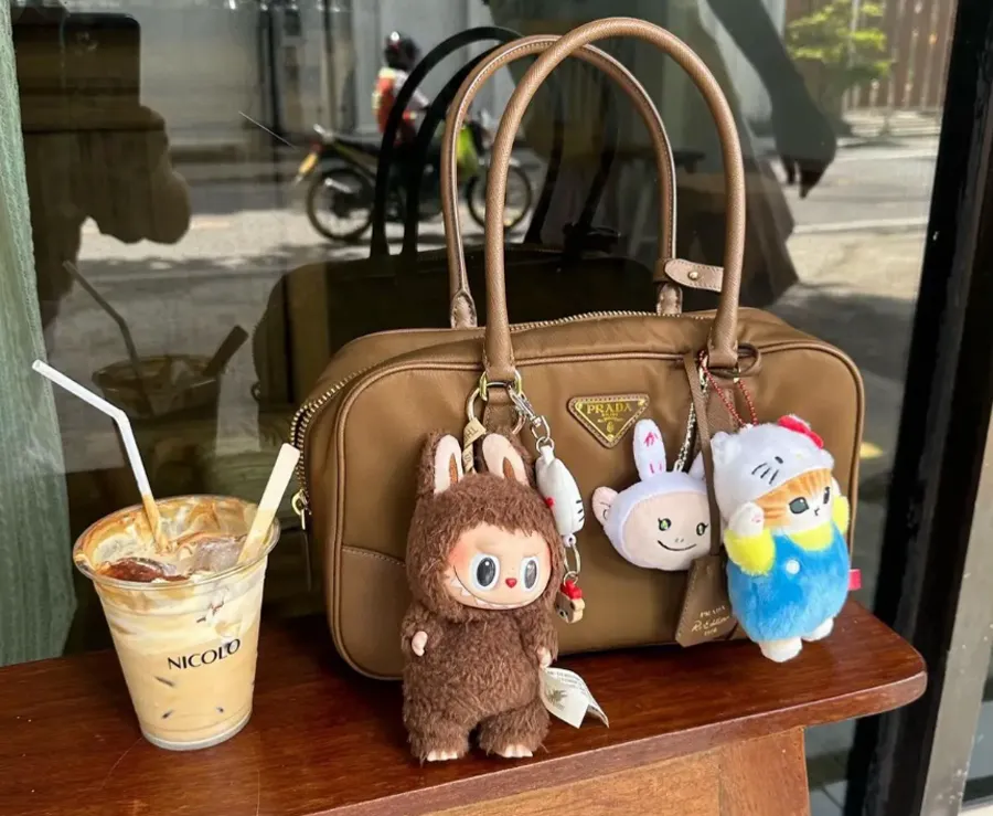 Bag charm là gì? Cách chọn bag charm hợp với mọi loại túi xách