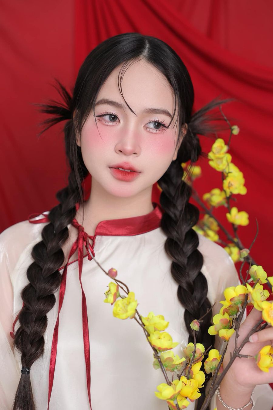 Top 7 kiểu makeup mặc áo dài Tết 2025 giúp nàng tự tin đón Xuân