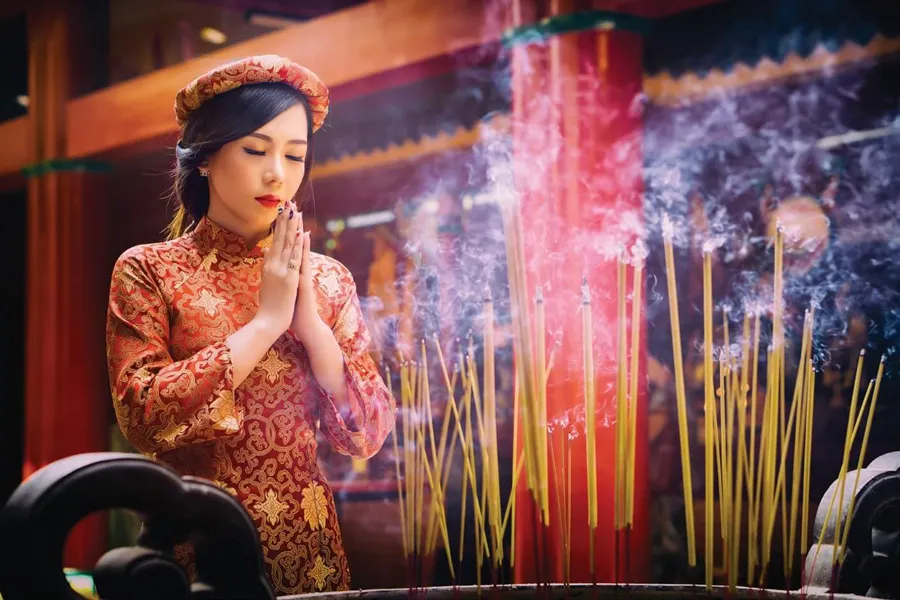 Đi chùa có được xịt nước hoa không?