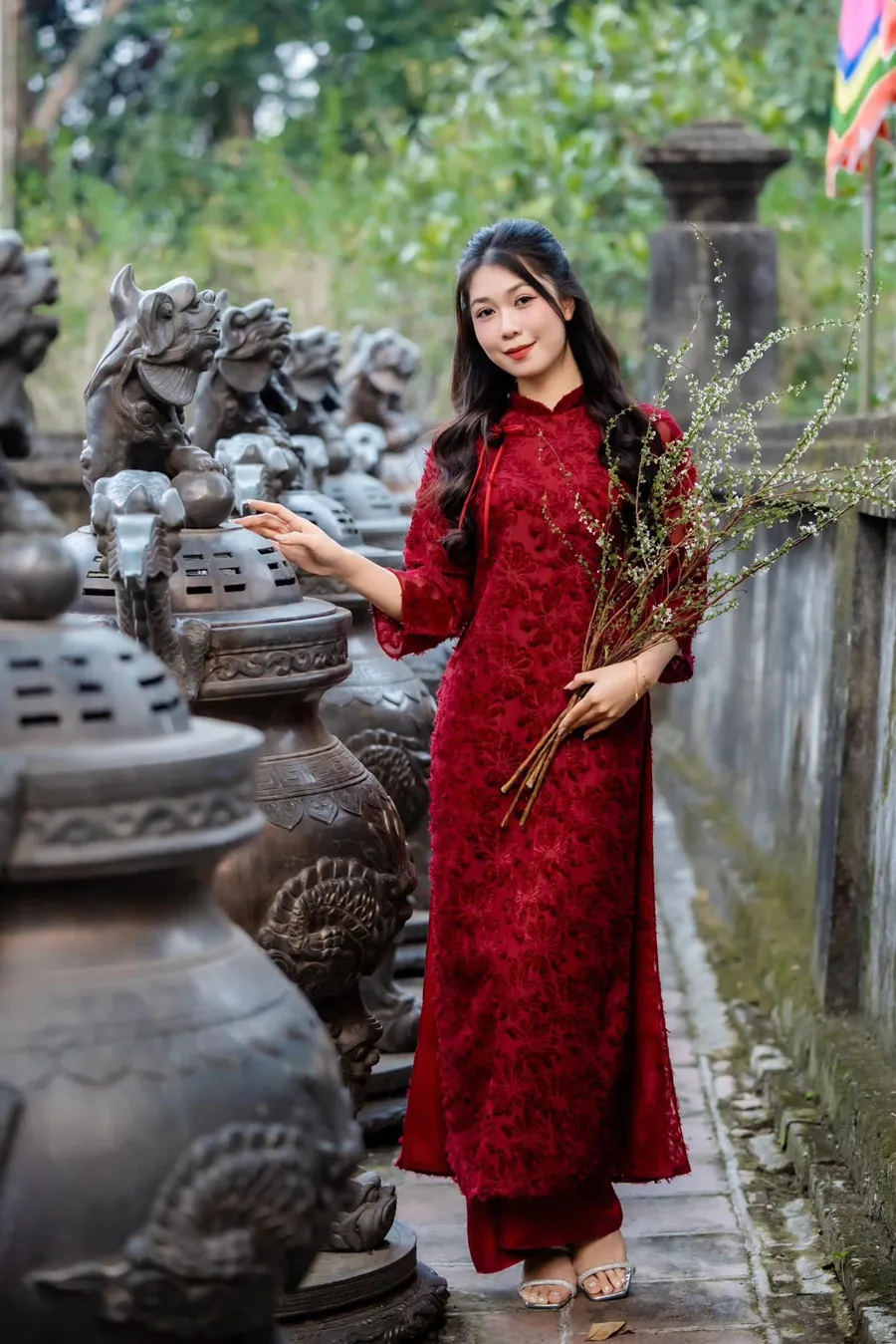 Gợi ý 6 kiểu tóc tết diện cùng áo dài Tết cho nàng thêm xinh