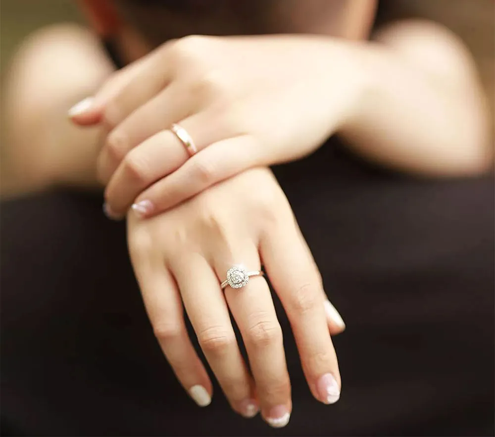 Nhẫn cầu hôn đeo ngón nào? Cách đeo nhẫn cầu hôn đúng chuẩn
