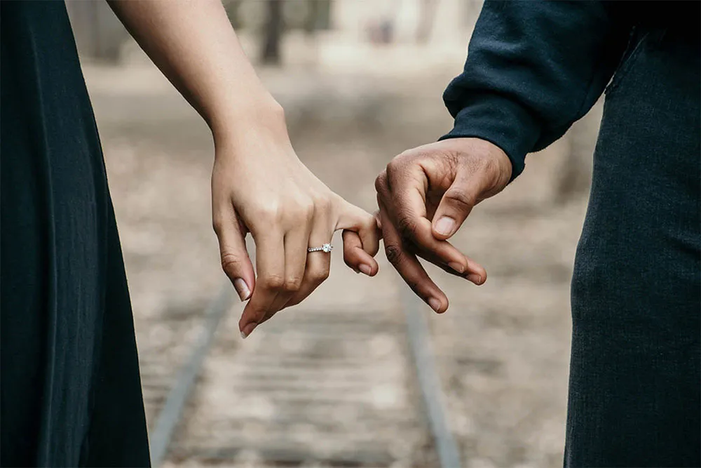 Nhẫn cầu hôn đeo ngón nào? Cách đeo nhẫn cầu hôn đúng chuẩn