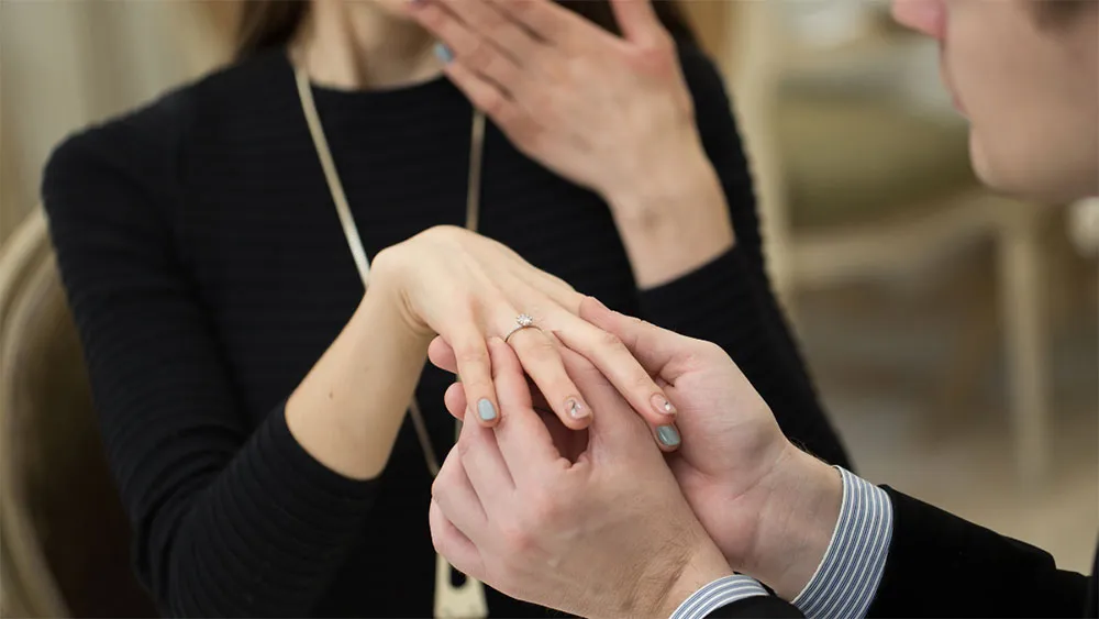 Nhẫn cầu hôn đeo ngón nào? Cách đeo nhẫn cầu hôn đúng chuẩn