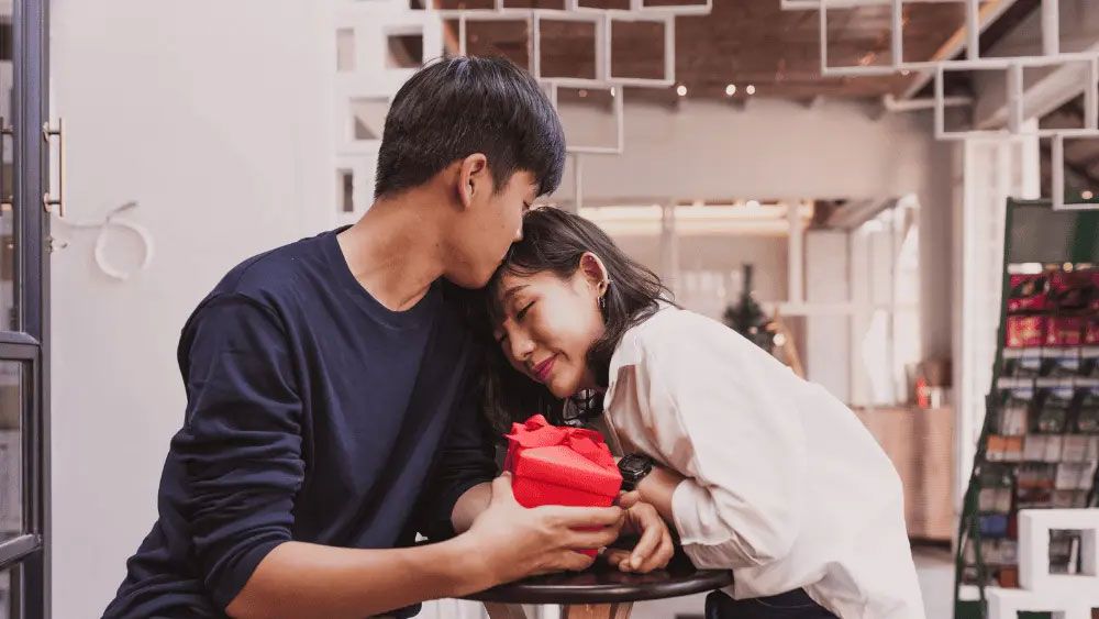 Tỏ tình nên tặng quà gì? 15 món quà 