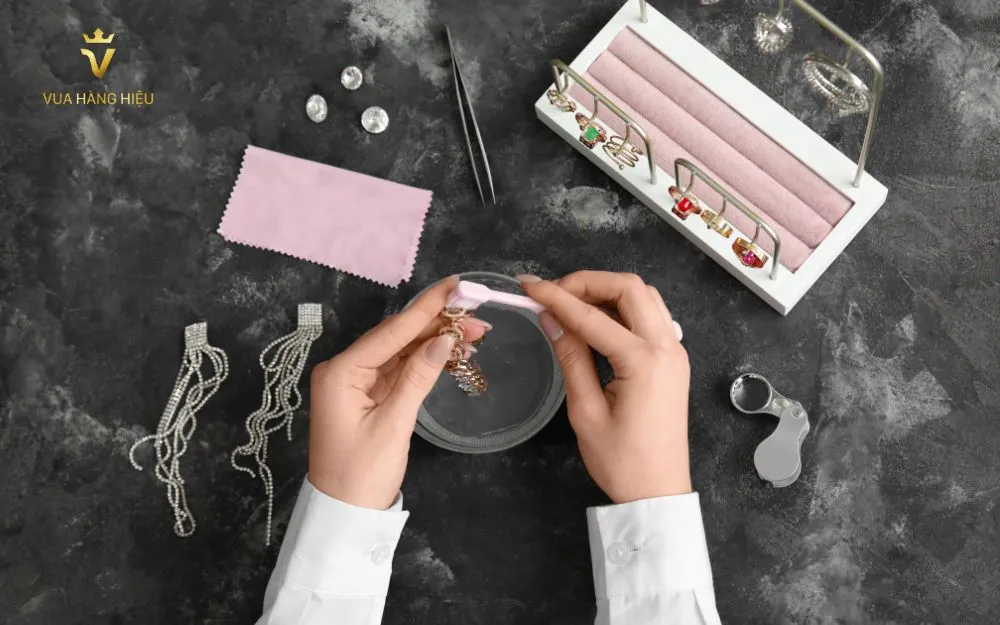Trang Sức Hợp Kim Có Bị Đen Không? Cách Bảo Quản Trang Sức Hợp Lý