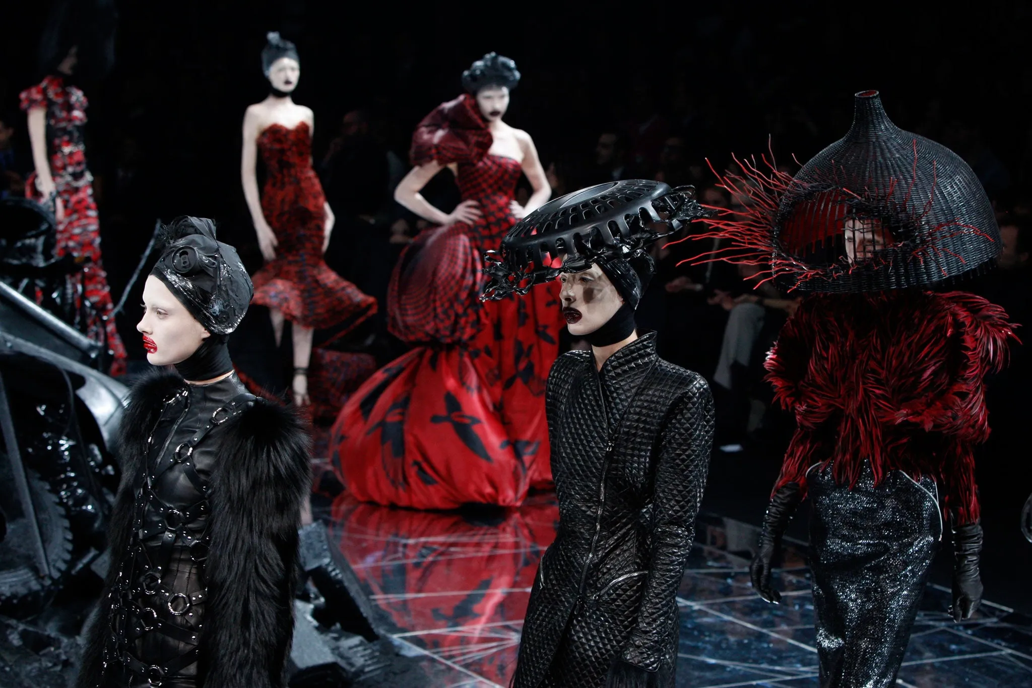 Lịch Sử Phát Triển Của Thương Hiệu Alexander McQueen 
