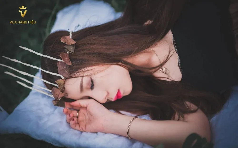 Có Nên Đeo Dây Chuyền Khi Ngủ? Lưu Ý Quan Trọng Mà Bạn Cần Để Tâm